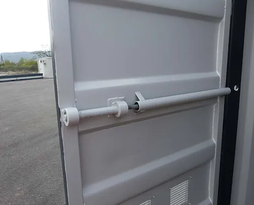 15 Fuß Container mit Elektroinstallation, Lüftungsgittern und Schlüsselschloss – Bild 8