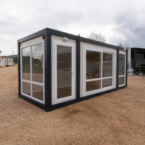 Ausgebauter, verglaster 20-Fuß-Container – Ausstellungsbereit