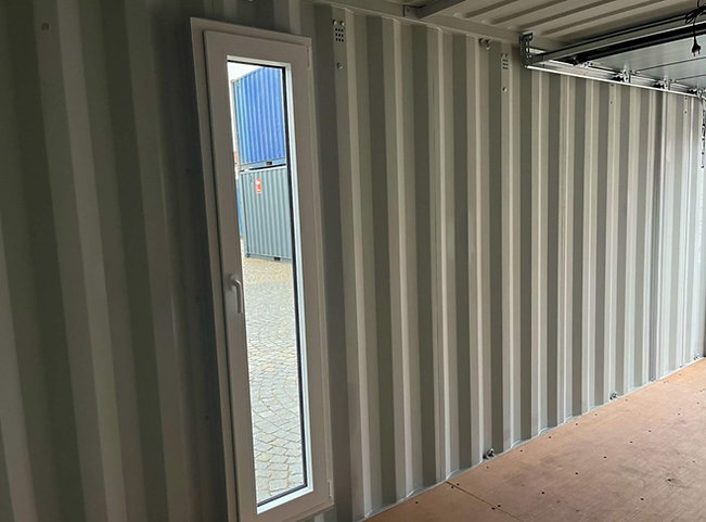 20-Fuß-Transportcontainer mit Garagen-Sektionaltoren – Bild 7